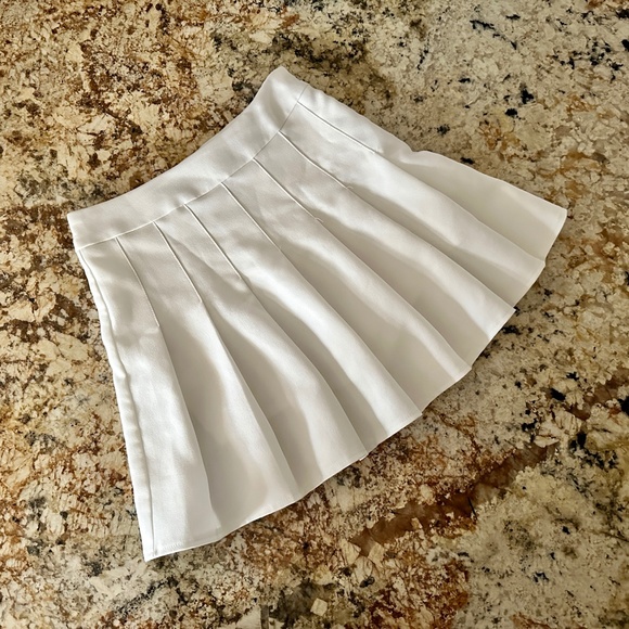 5 for $15 🦋 HOEREV | High Waist Pleated Skater Skirt in White - Picture 4 of 6